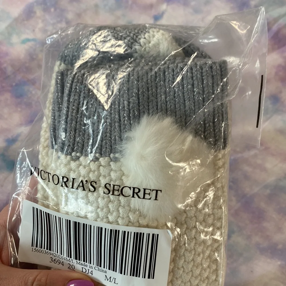 VS • Cashmere Blend Pom Pom Slipper Socks size M/L